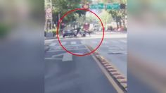 VIDEO: un ciclista y un motociclista chocan de frente por aferrarse a circular por el mismo carril, era del Metrobús