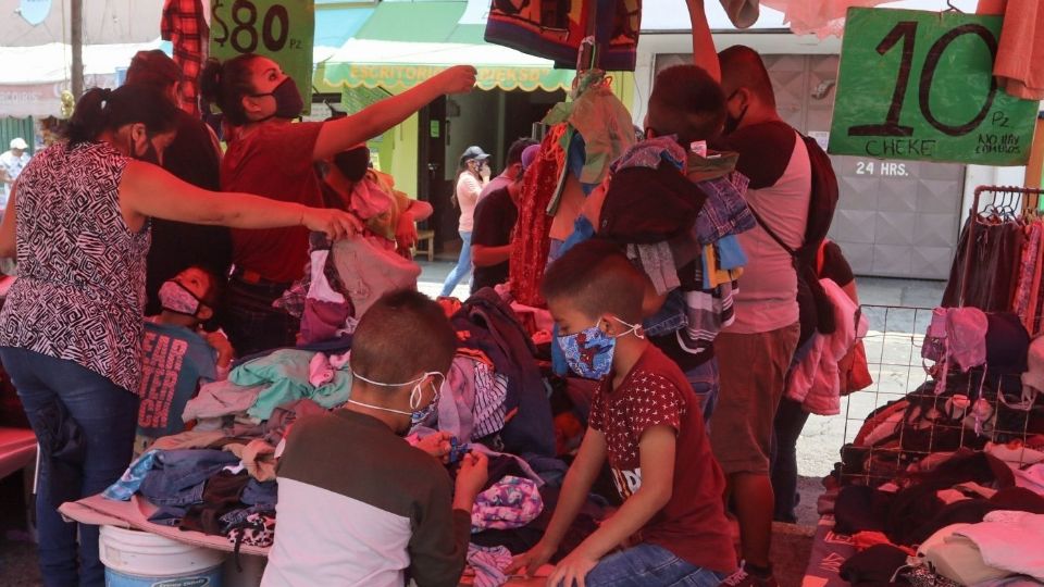 Ropa de paca en el tianguis de San Isidro en Puebla