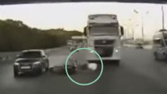 Se salvó de milagro: hombre se cae de su moto a alta velocidad y casi lo atropella un tráiler | VIDEO