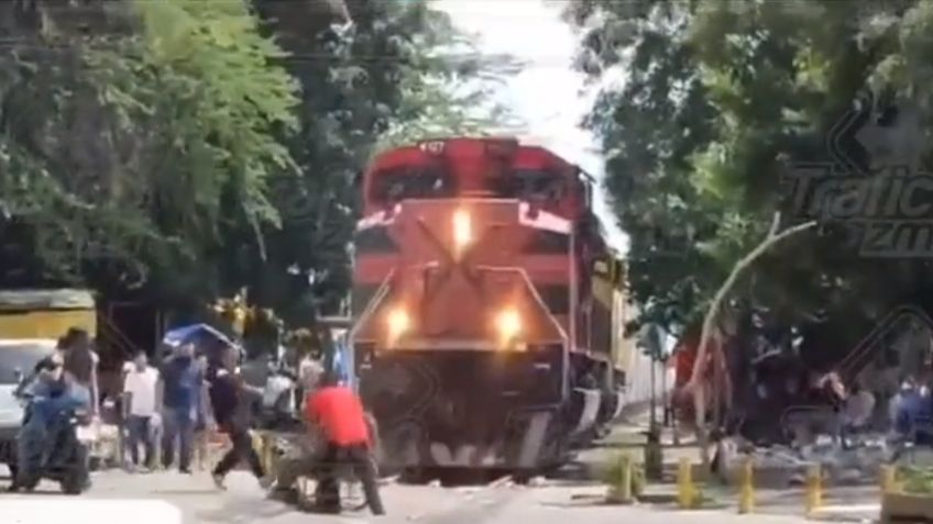 ¡Heroico! Tres hombres salvan a persona en silla de ruedas de ser arrollada por un tren