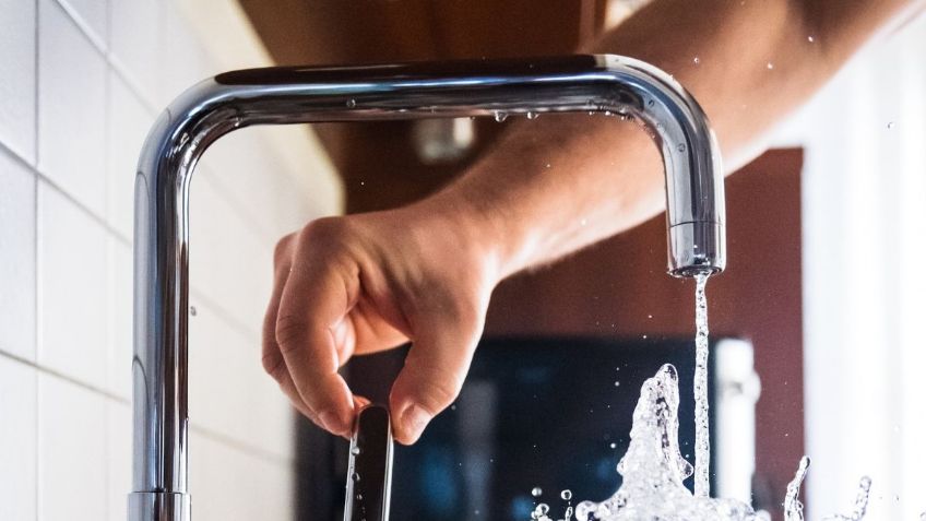 Contén la respiración antes de conocer por qué cada vez más gente coloca un globo con vinagre en la llave de agua