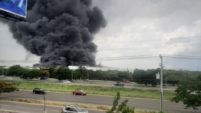 Incendio consume fábrica en la carretera Mérida-Progreso, decenas de personas son desalojadas