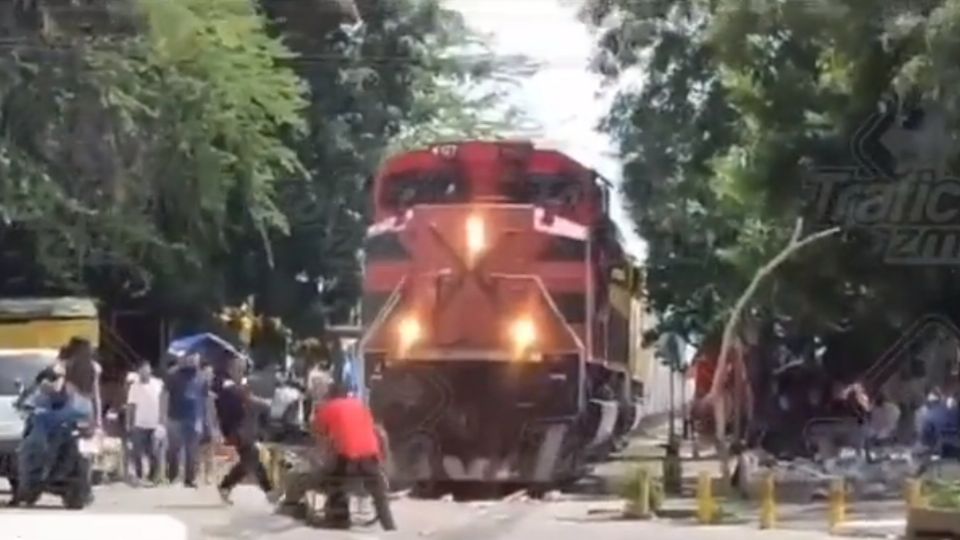 Sin pensarlo, tres hombres ayudaron a una persona cuya silla de ruedas se quedó atorada en las vías del tren.