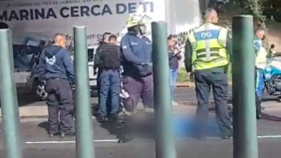 La persona perdió la vida tras arrojarse del puente.