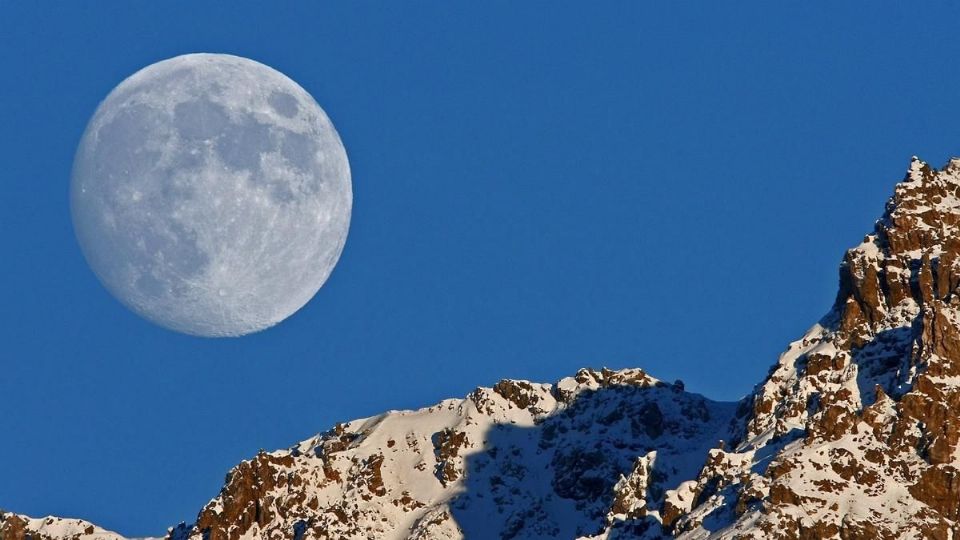 Aunque a menudo pensamos en la Luna como un objeto que solo aparece en el cielo nocturno, en realidad, está presente en el cielo durante el día también