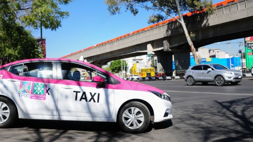 El taxista dejó al joven tirado ante la vista de varias personas.