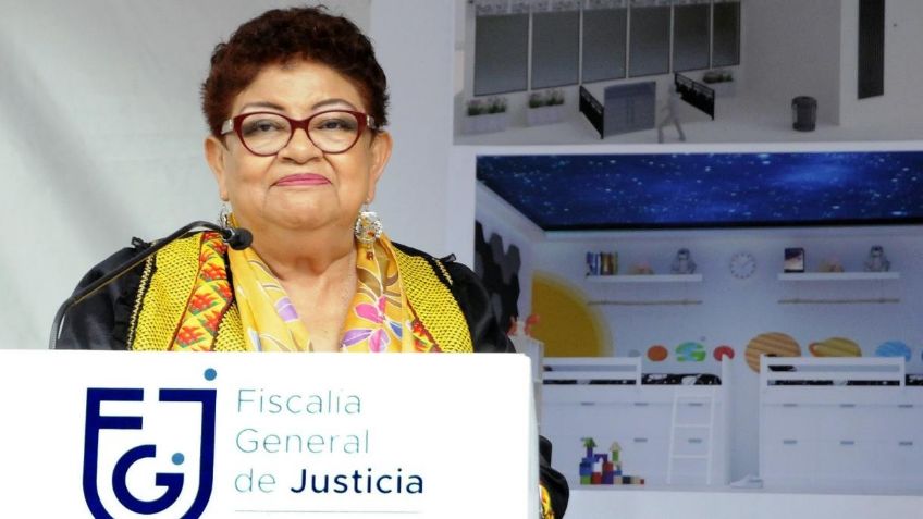 La fiscal Ernestina Godoy coloca la primera piedra del edificio donde se atenderán a las víctimas del delito