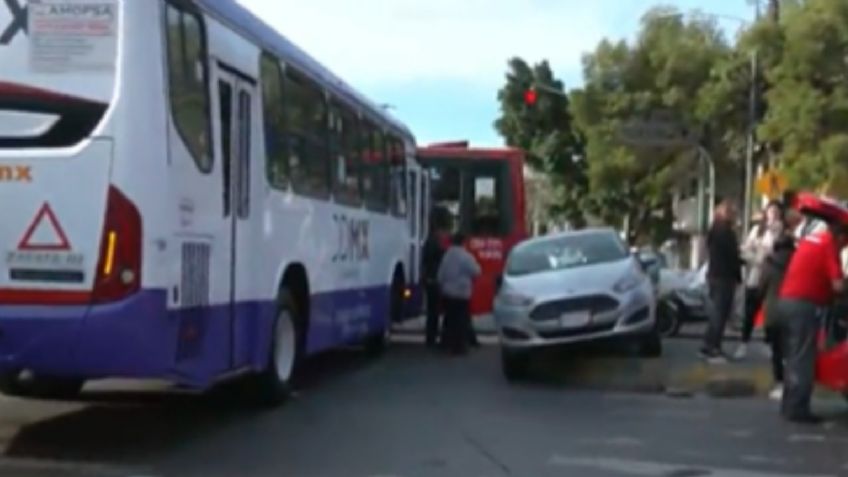 Camión de transporte público impacta automóvil en Eje 4 Sur y Periférico, estas son las alternativas viales