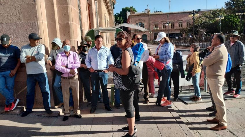 No se quieren morir esperando su jubilación: exempleados de San Luis Potosí se manifiestan en el Palacio de Gobierno