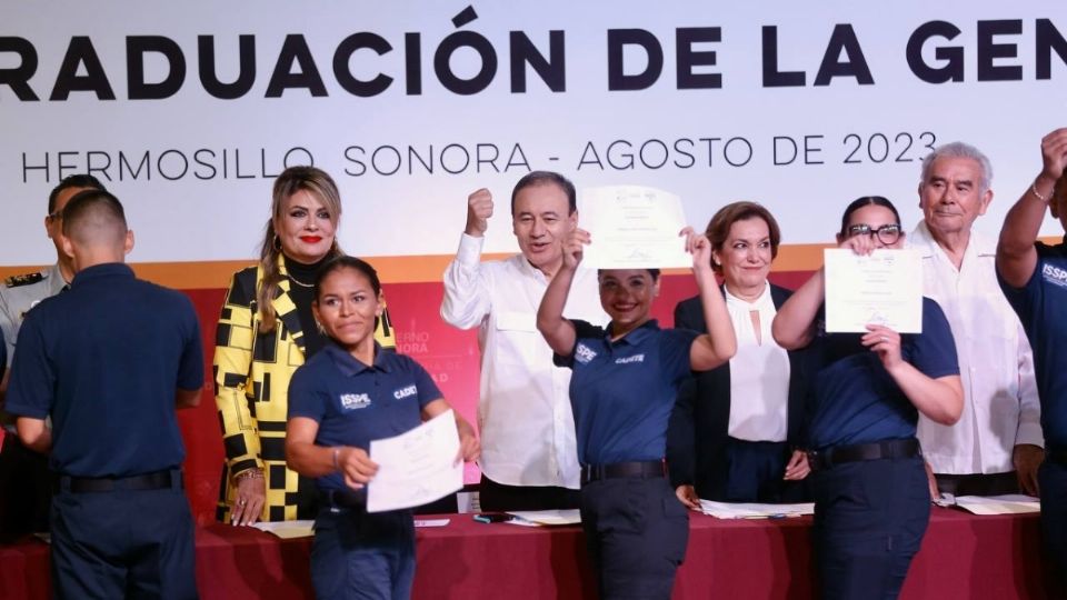 El mandatario estatal reconoció el esfuerzo de los 257 cadetes mujeres y hombres que concluyeron en seis meses sus estudios de capacitación y formación policial