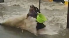 VIDEO: abuelita se salva de ser arrastrada por la corriente de agua sucia tras intensas inundaciones en Coacalco