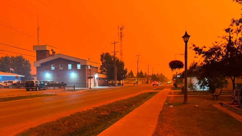 Evacúan a miles de personas ante amenaza de incendios forestales en Canadá