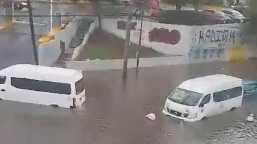 Lluvias inundan Avenida Nacional en Ecatepec, automovilistas se quedan atrapados