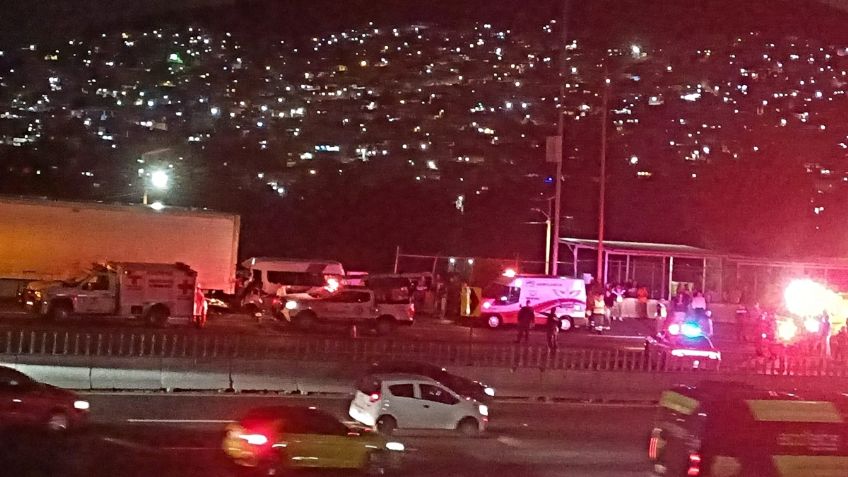 Caos en la México Pachuca: combi choca contra un tráiler y deja varios pasajeros heridos