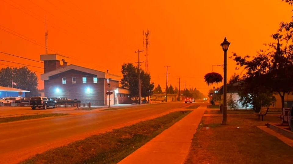 Por los incendios forestales, el cielo en Yellowknife se tornó naranja.