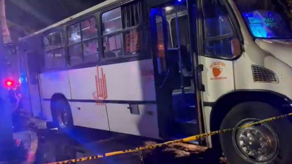 El asaltante perdió la vida al interior del autobús.