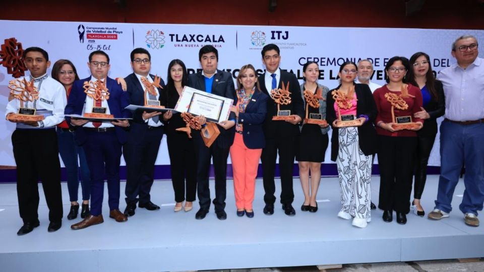 Reconocen a jóvenes que han contribuido con su talento a la entidad