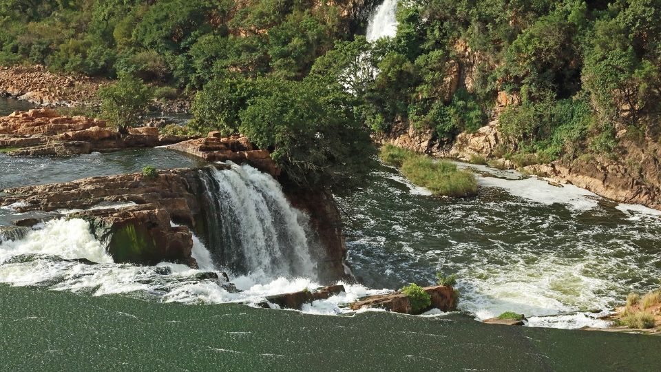 El niño no pudo salir de la laguna porque era una corriente rápida en movimiento.