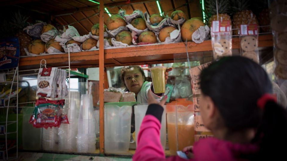 La mujer ayudaba a sus padres económicamente.