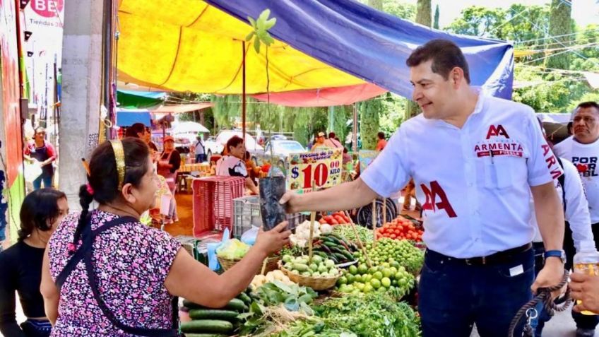 Alejandro Armenta entrega más de 5 mil árboles de limón a pobladores de Atlixco