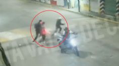 VIDEO: intentan asaltar en moto, les falla su pistola y terminan golpeados por sus víctimas