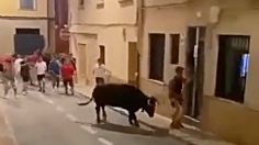 FUERTES IMÁGENES: captan el ataque de un toro contra un joven de 19 años que sale "volando"