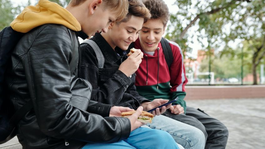 Una iniciativa de ley busca prohibir los teléfonos y dispositivos móviles en las escuelas, conoce los detalles