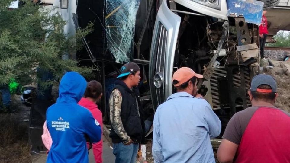 Esta mañana un tren de Ferromex chocó con un autobús.