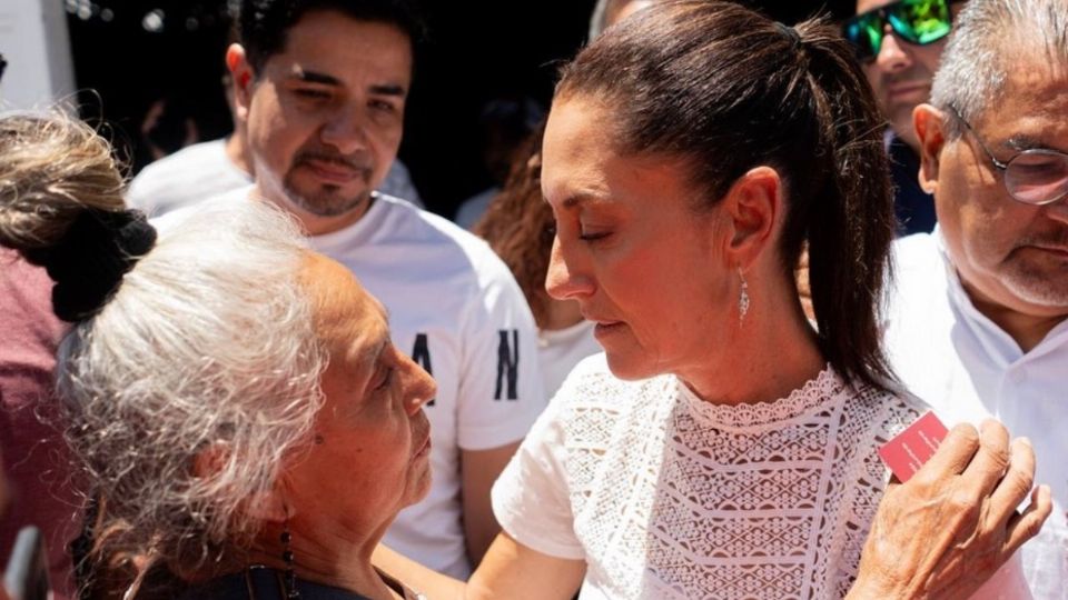 Claudia Sheinbaum escuchando a los ciudadanos en sus recorridos.