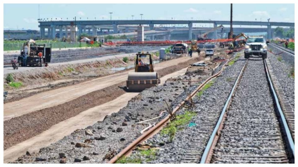 Se construyen las vías de pasajeros y se reubican las de carga, además de la edificación de los viaductos.