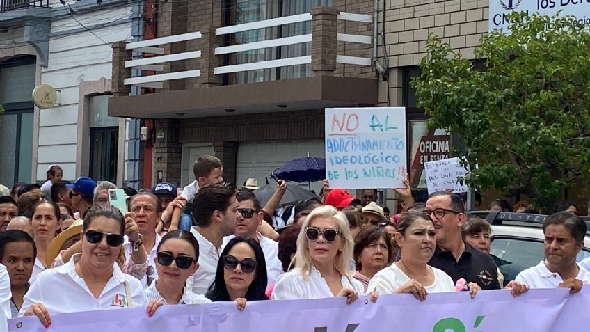 Realizan marcha en contra de los libros de texto gratuitos en Aguascalientes