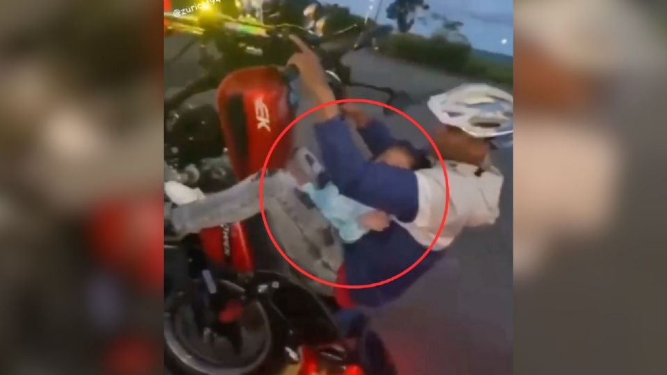 Indigna el video de este sujeto en una moto con una bebé y haciendo piruetas