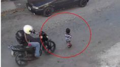 IMÁGENES FUERTES: un bebé se suelta de su mamá y es arrollado por una motocicleta a toda velocidad