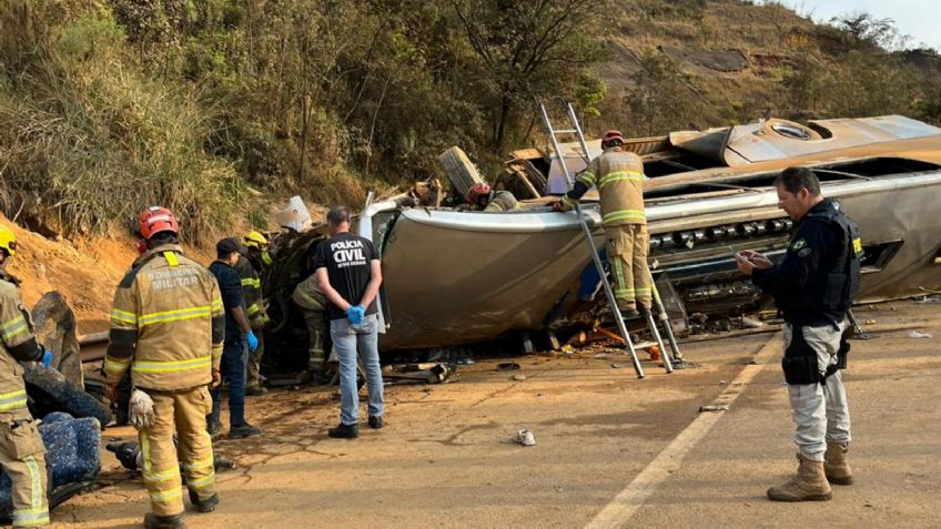 Vuelca autobús con aficionados de futbol, hay siete muertos y al menos 27 heridos