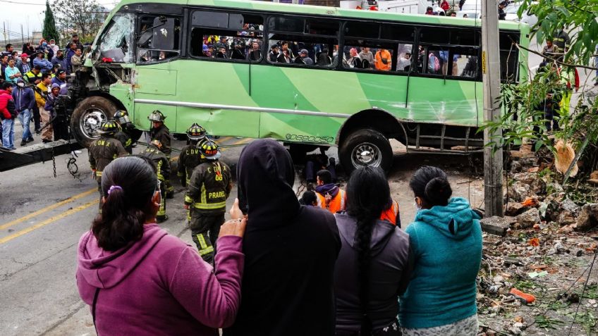 Taxi choca contra camión de pasajeros y lo lanza a un barranco en la carretera libre México-Cuernavaca