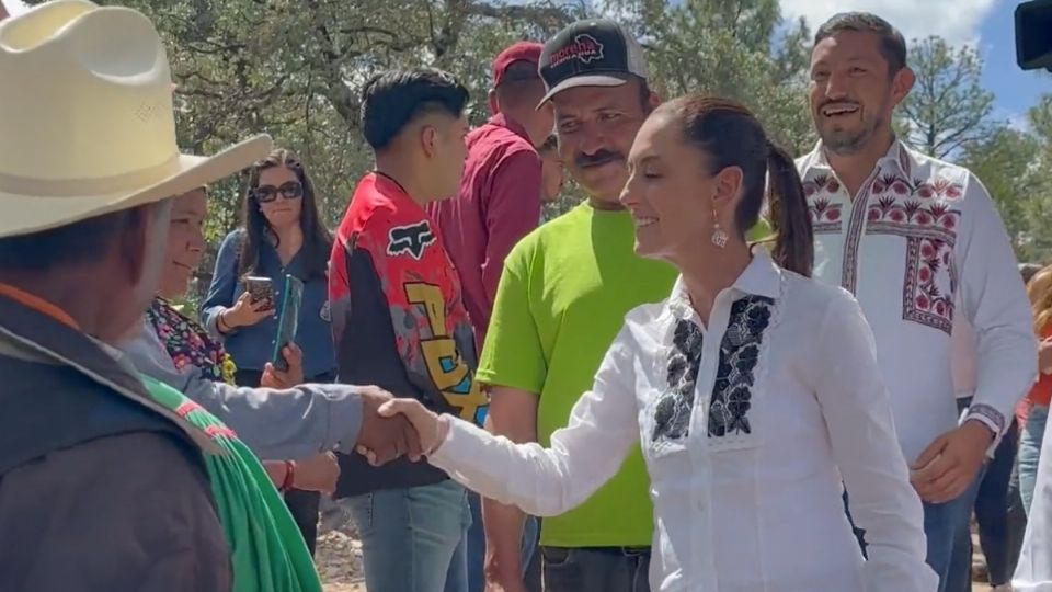 Claudia Sheinbaum conviviendo con la comunidad de Guachochi, en la Sierra Tarahumara.