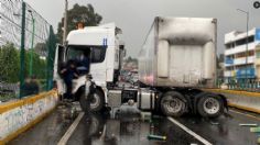 Tráiler derrapa y choca contra muro de contención en la México-Cuernavaca, hay caos vial en la zona