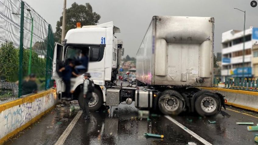 Tráiler derrapa y choca contra muro de contención en la México-Cuernavaca, hay caos vial en la zona