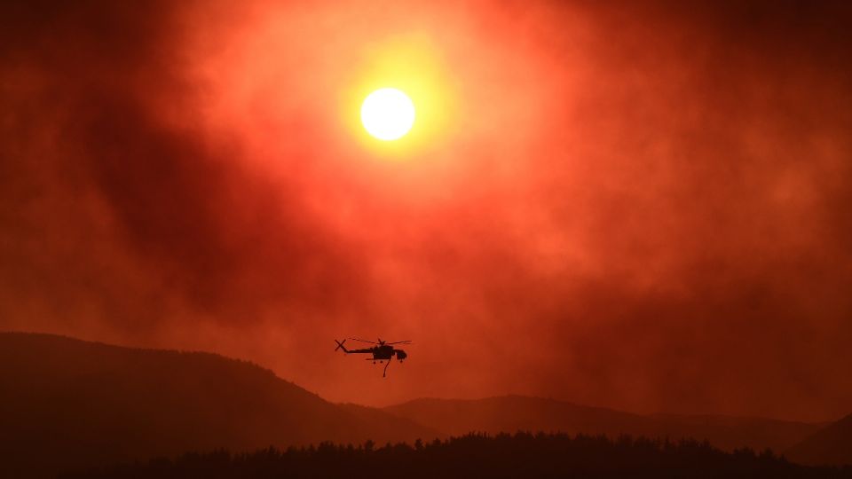 La intensidad de los incendios hizo que el cielo en Grecia se tiñera de rojo.