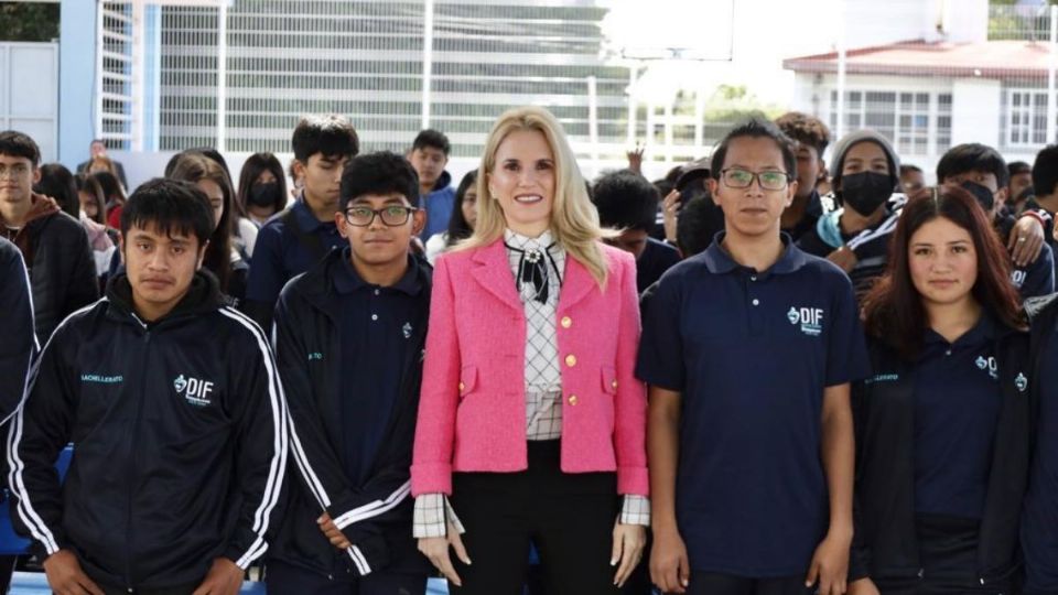 Las instalaciones cuentan con aulas educativas, un área administrativa y de dirección, un laboratorio de química, un salón de usos múltiples, biblioteca, cafetería, canchas deportivas, patios, terraza y estacionamiento