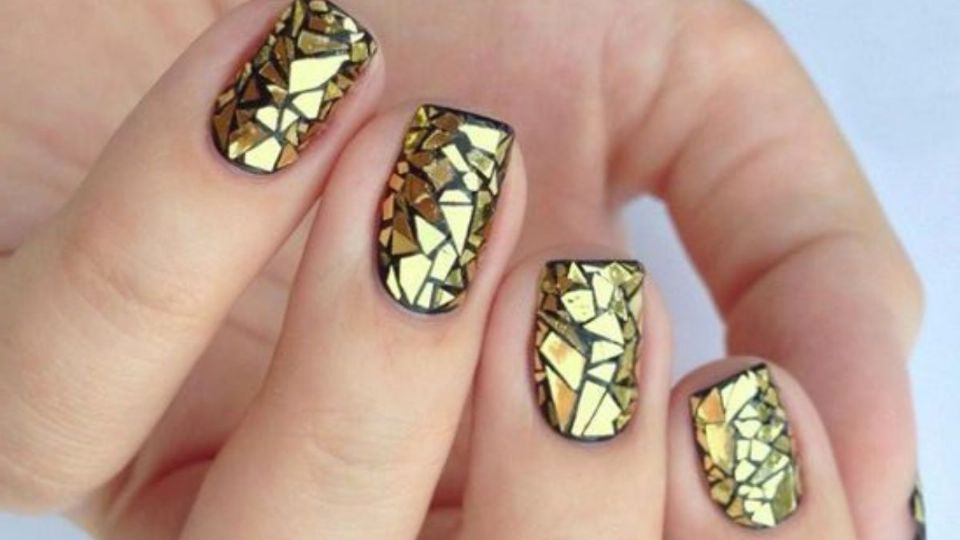 Las grietas que se forman con esta técnica de uñas son perfectas para darle un aspecto dinámico y original a tu manicura