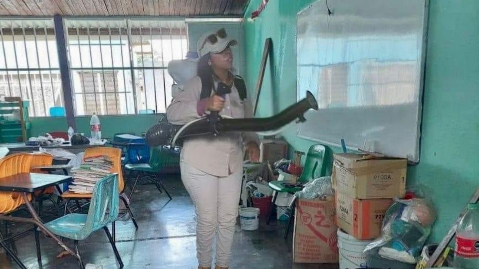 Realizan brigadas de fumigación llegan a las escuelas de Chiapas.