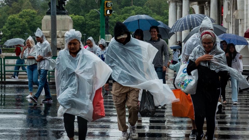 Los encharcamientos generados por la lluvia han dejado tráfico lento en algunas zonas de la CDMX.