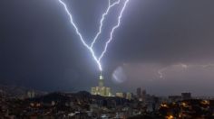 VIDEO: aterradora tormenta nocturna azota Arabia Saudita y los rayos impactan sobre los edificios