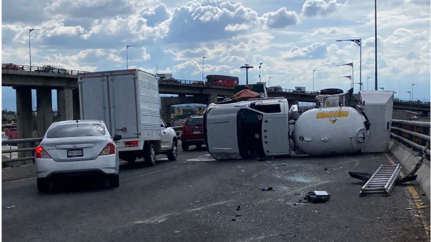 Vuelca pipa de gas en puente "La Concordia" y provoca caos vial con dirección a la CDMX