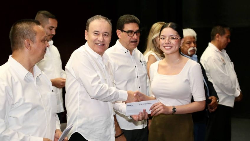 Alfonso Durazo entrega becas, escrituras y da banderazo a obras de infraestructura en Nogales