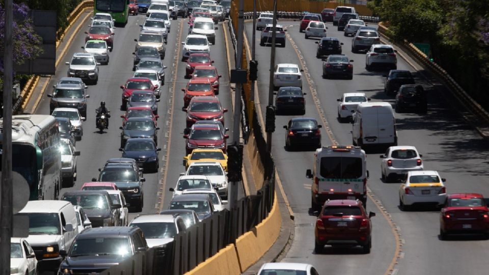 Los autos con engomado rojo, holograma 1 o 2 y placas con terminación 3 o 4, no podrán circular hoy.