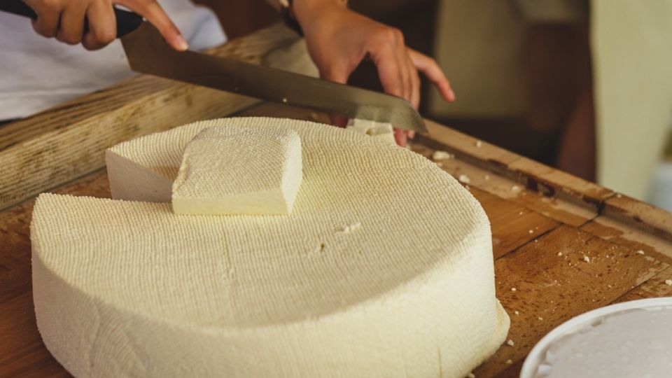 Hay una amplia variedad de quesos veganos en el supermercado