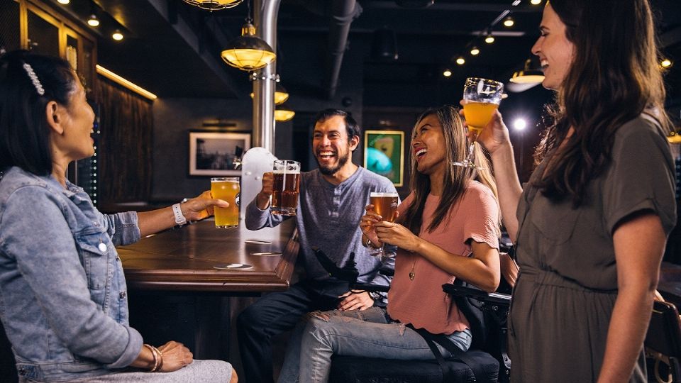 Tomar una cerveza con amigos en el bar, es muy común en CDMX