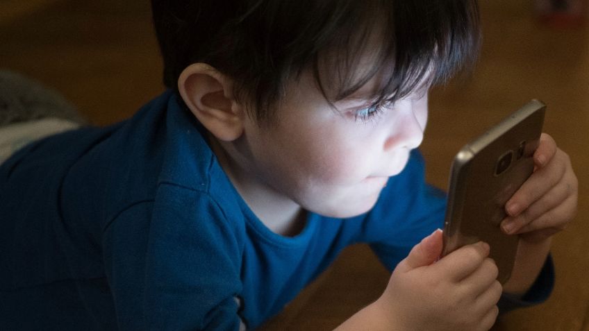 ¡Cuida a los niños! Pasar mucho tiempo en el celular puede afectar su corazón